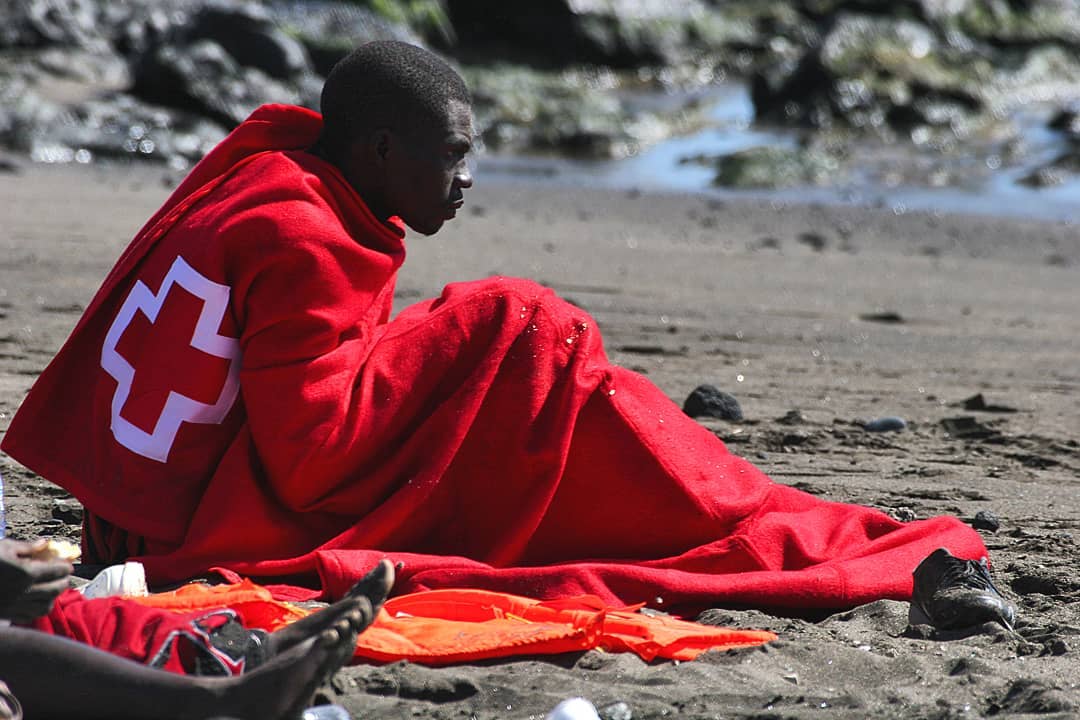 Cruz Roja presta ayuda humanitaria a los migrantes que llegan a las costas gaditanas. FOTO: CRUZ ROJA
