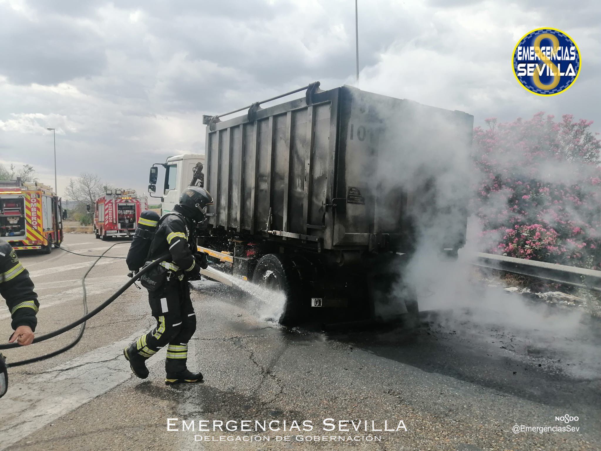 El camión que ha salido ardiendo en marcha en Sevilla.