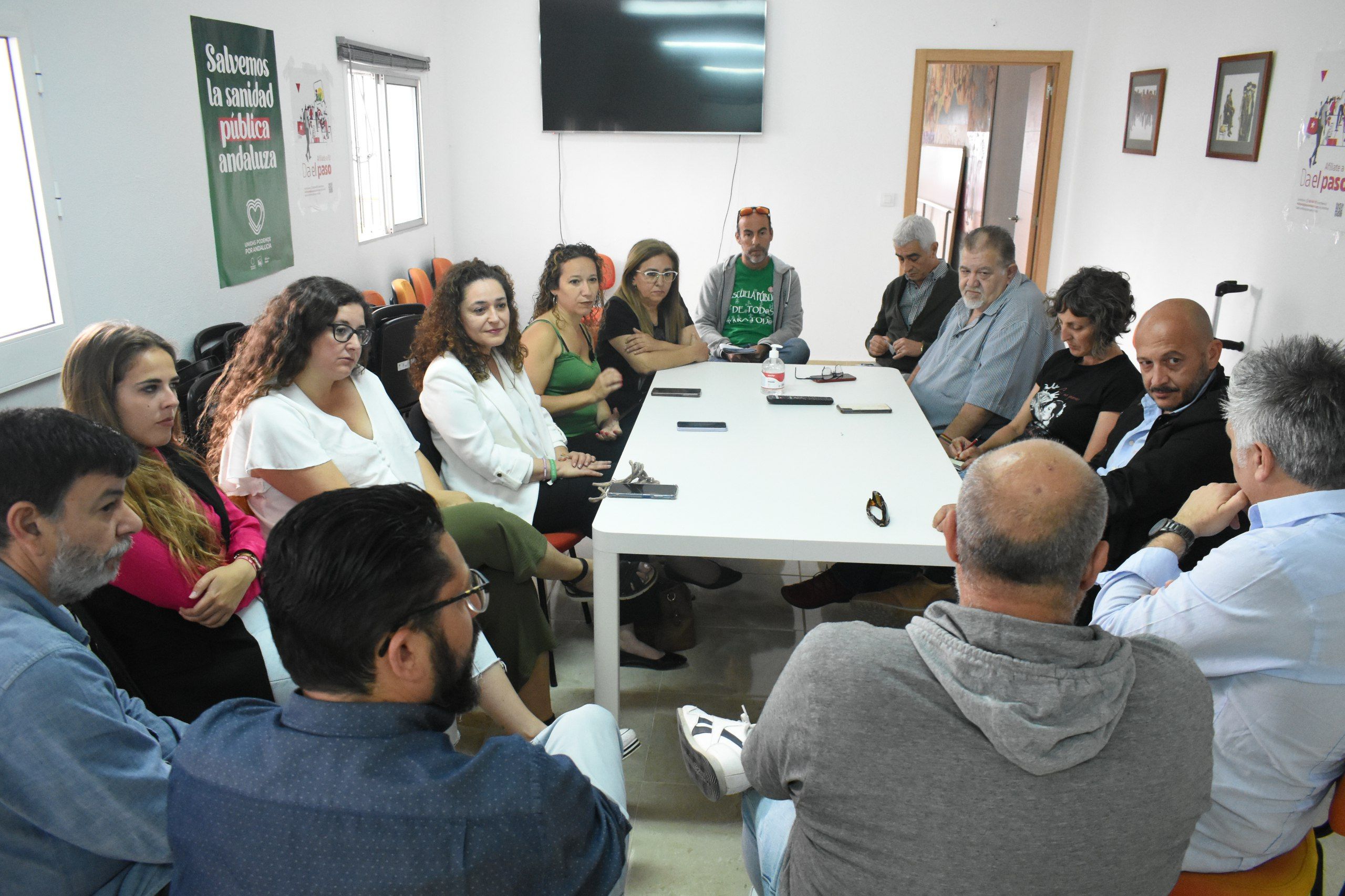 Inma Nieto ha estado presente en un encuentro de trabajo de La Confluencia con varios grupos sindicales.