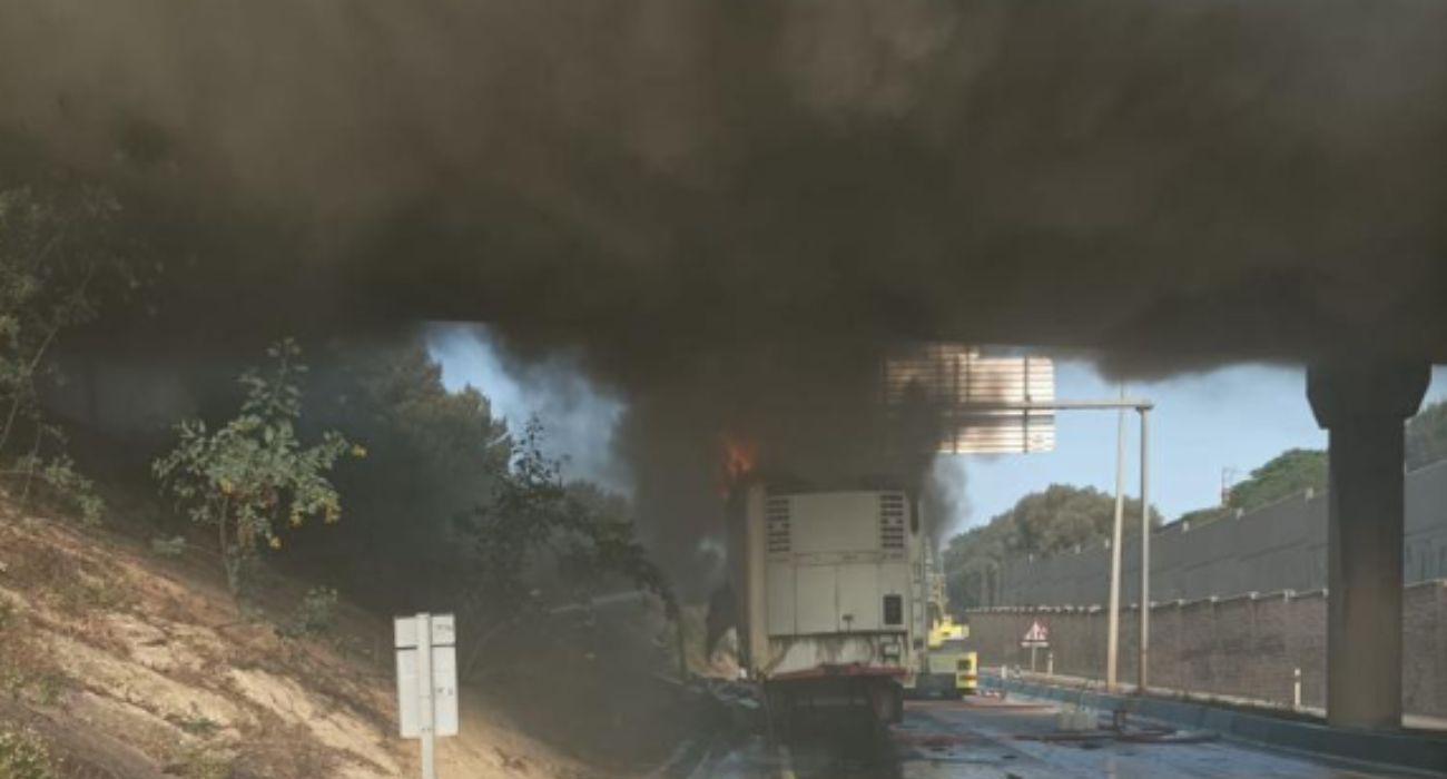 Aparatoso incendio de un camión en Algeciras.