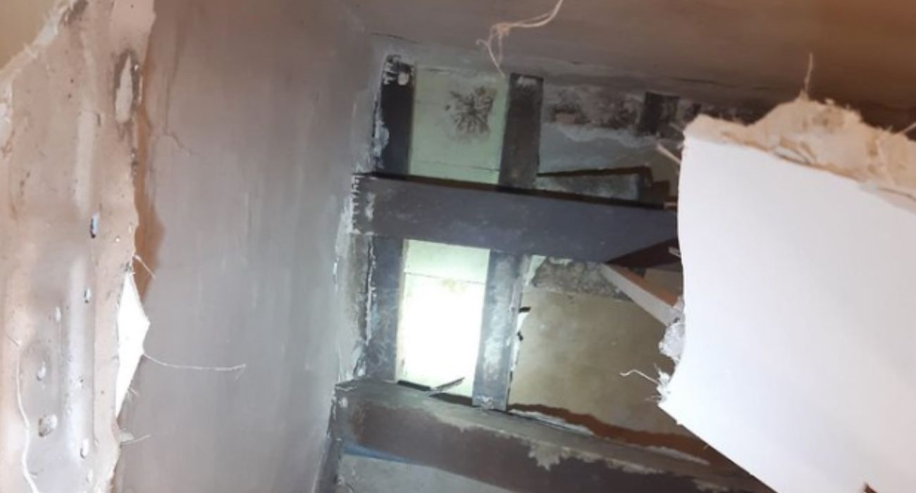 Una parte del techo que se ha caído en una vivienda en Cádiz.