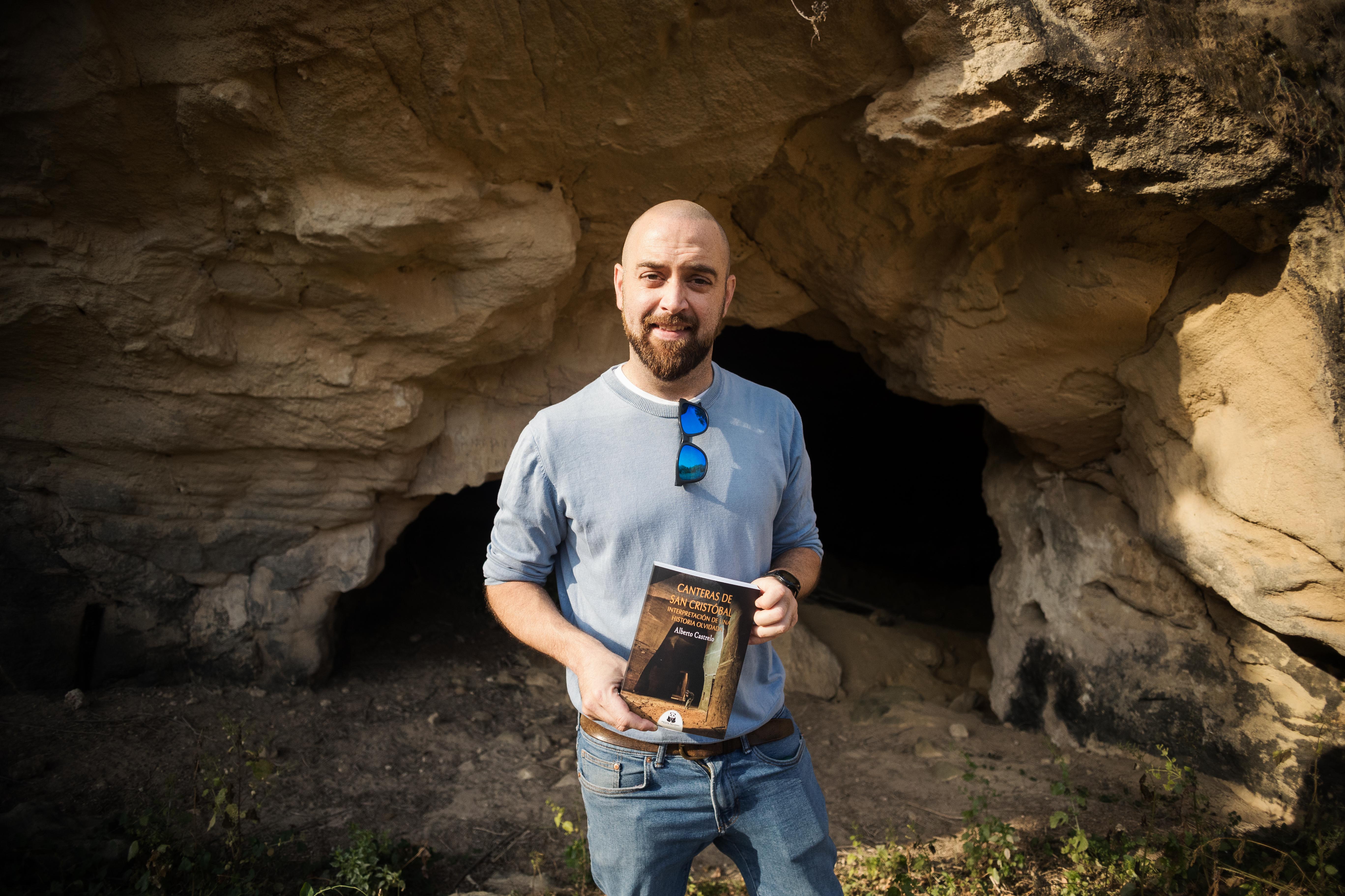 Alberto Castrelo, delante de la entrada a una de las canteras.