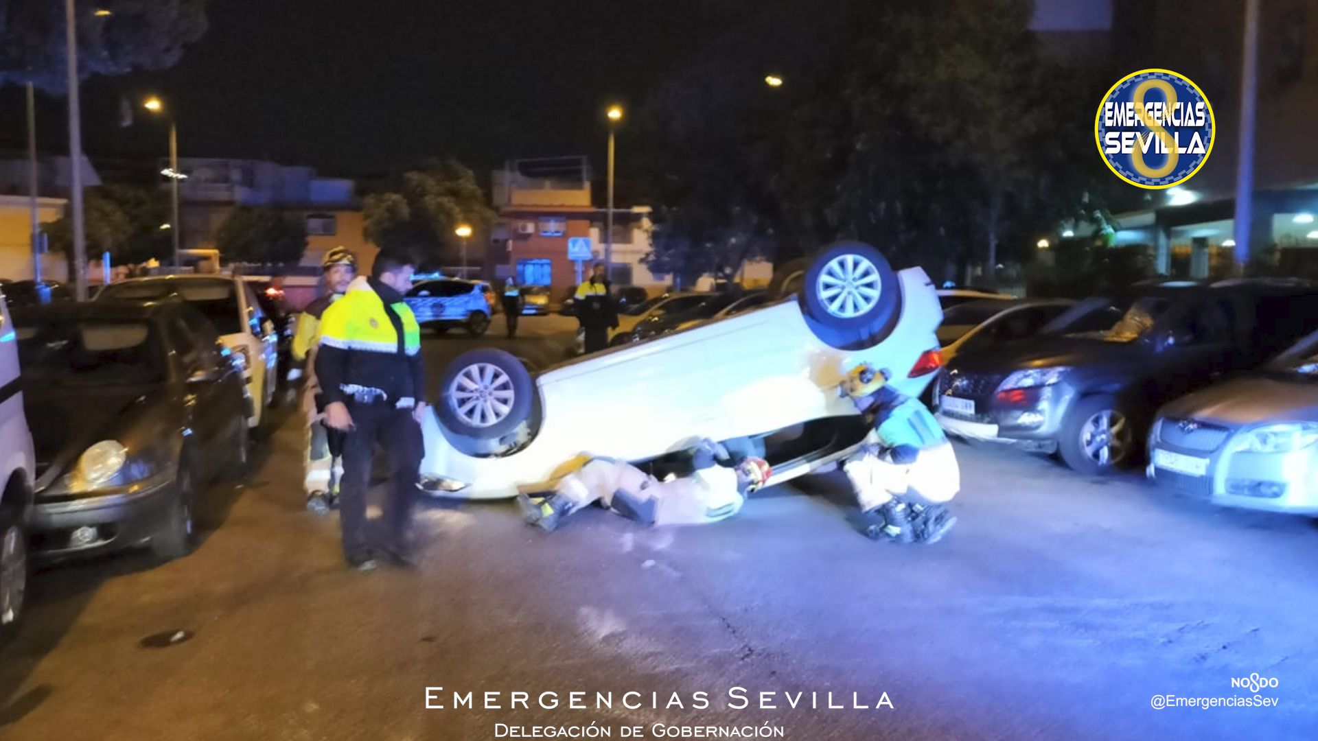 Cuatro jóvenes quedan atrapados tras volcar el coche en el que iban.