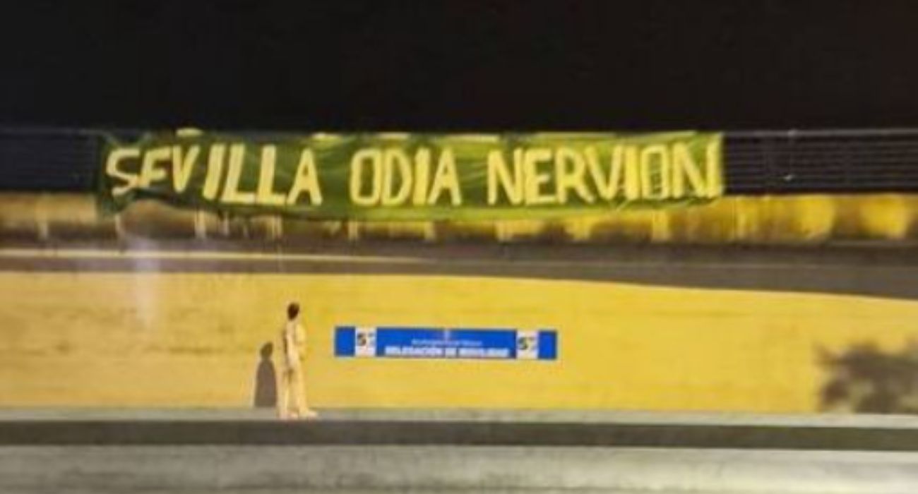El muñeco con el dorsal de Joan Jordan y la pancarta de "Sevilla odia Nervión". El muñeco con el dorsal de Joan Jordan y la pancarta de "Sevilla odia Nervión".