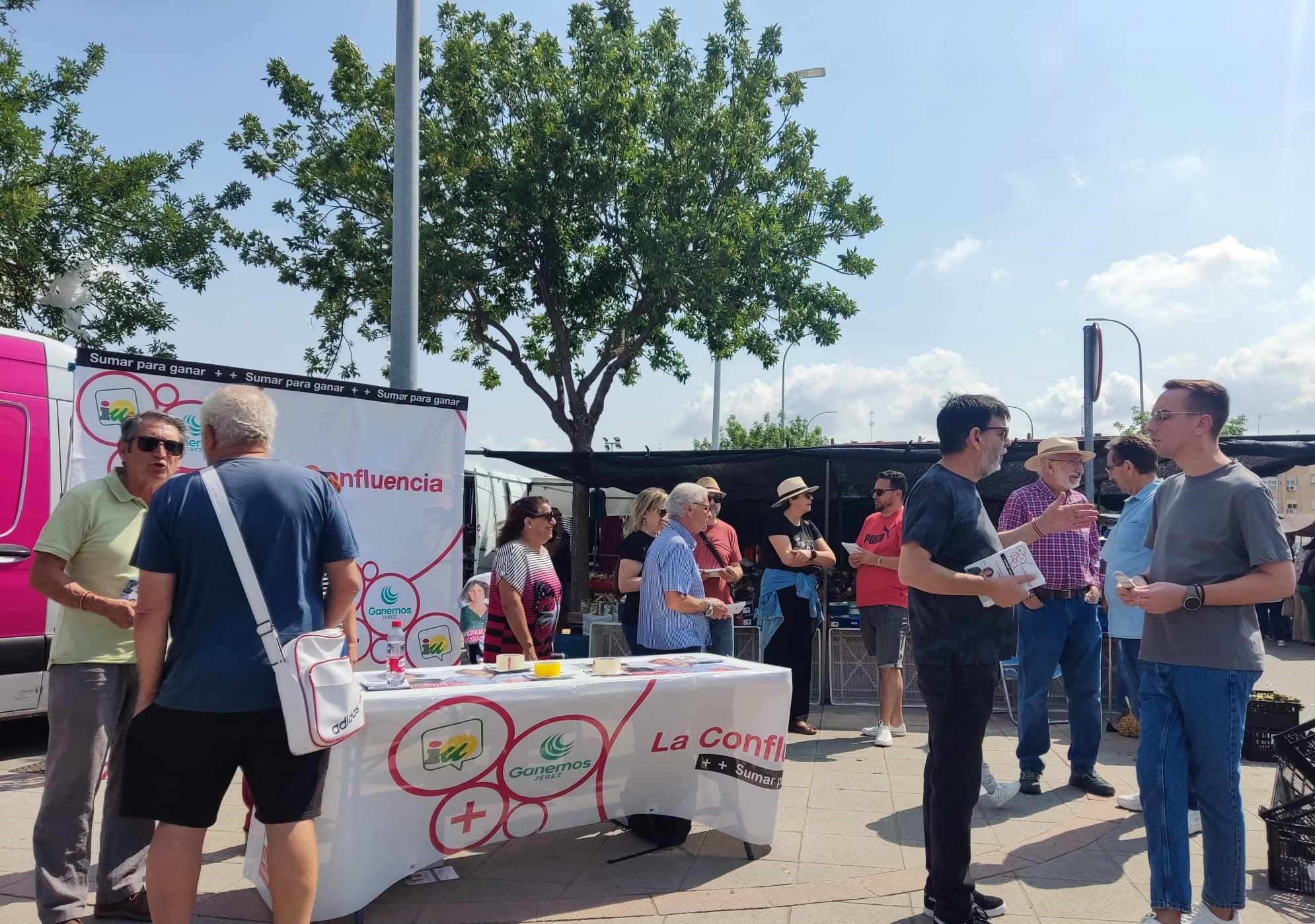 Militantes de La Confluencia, en el mercadillo de La Granja.