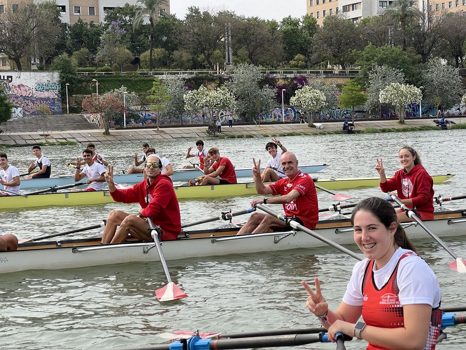 En el centro de la imagen, el alcaldable del PSOE en Sevilla, Antonio Muñoz, en un acto este domingo.