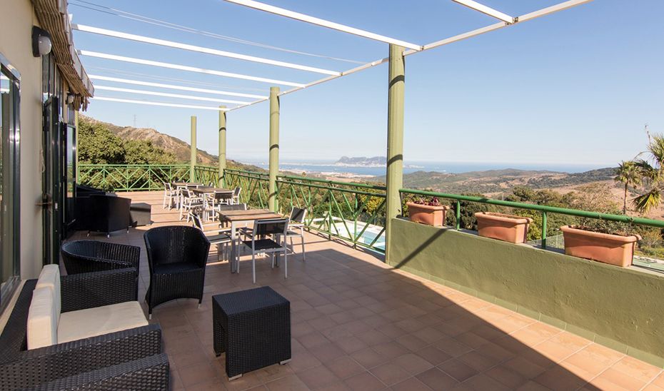 Dormir desde 20 euros la noche en Los Alcornocales y cerca de playas de arena blanca. Terraza del Albergue Inturjoven Algeciras-Tarifa.