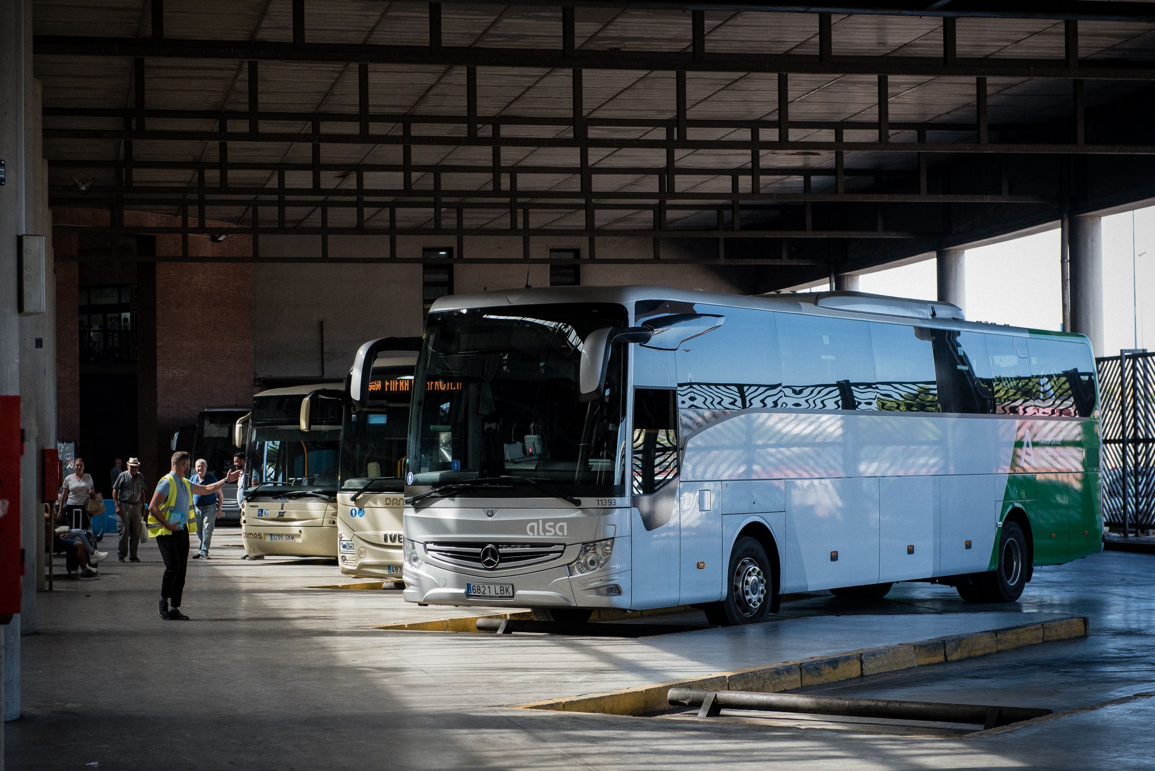 Un autobús del Consorcio en Plaza de Armas de Sevilla.