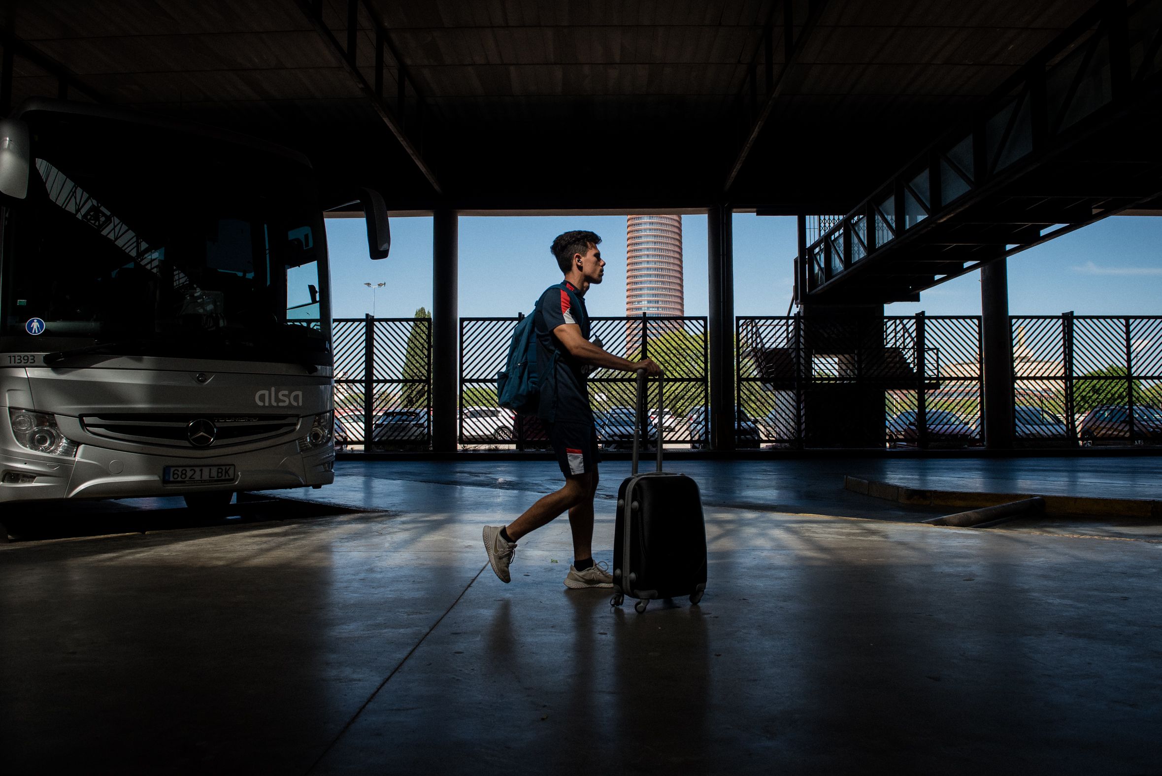 Un viajero en la Estación de autobuses de plaza de Armas en Sevilla.