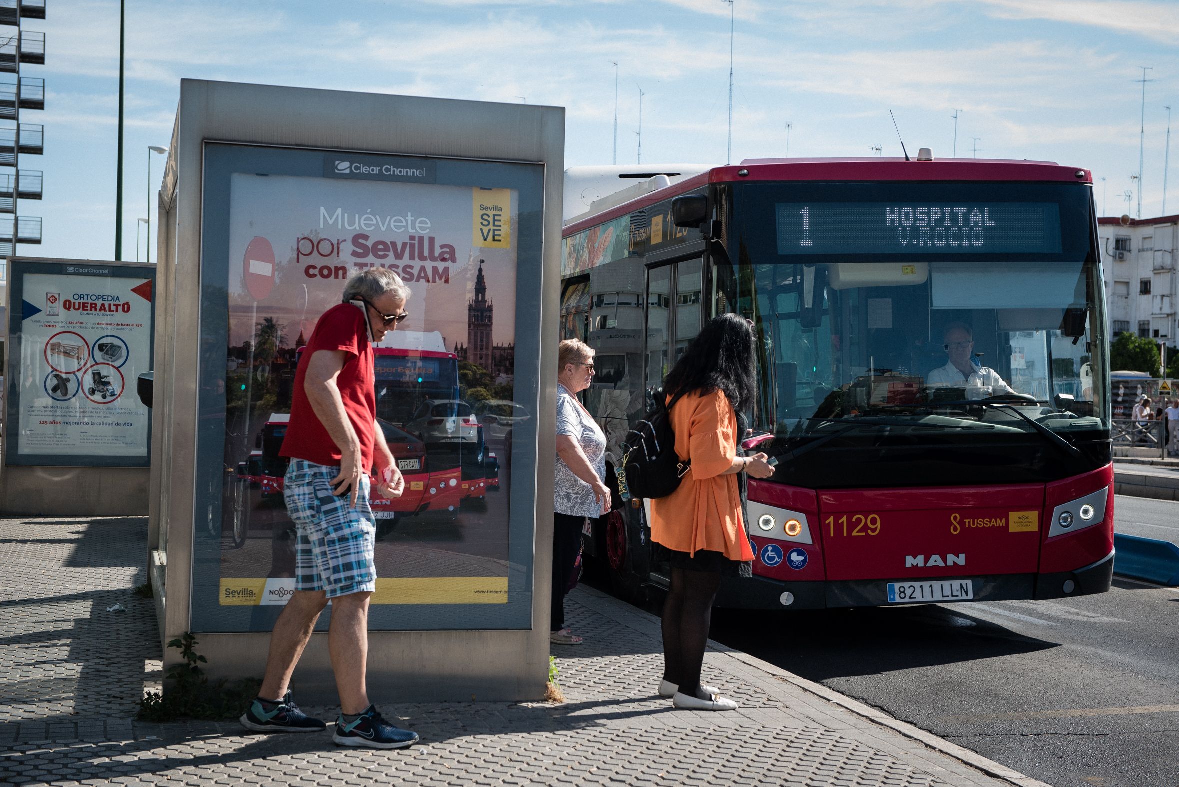 Una parada de autobús, transporte público, en Sevilla, en una imagen reciente. 