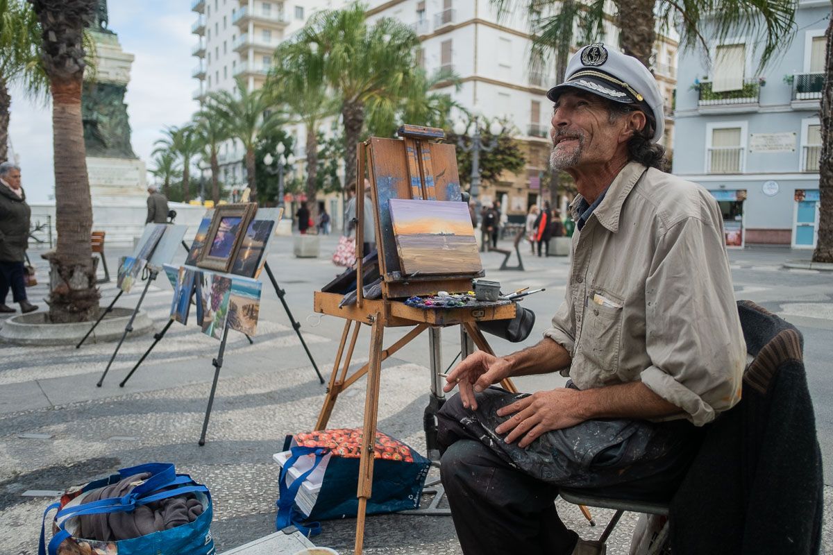 Simón, pintando uno de sus cuadros en el centro de Cádiz. FOTO: MANU GARCÍA