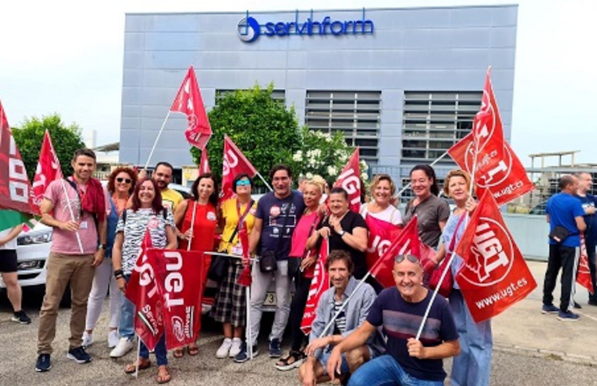Los trabajadores de la empresa Servinform Sevilla, en huelga. 