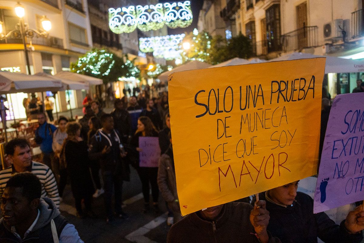 Una manifestación de jóvenes extranjeros convocada recientemente en Jerez. FOTO: MANU GARCÍA