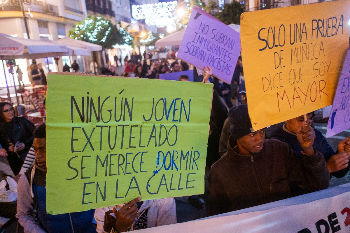 Algunas de las pancartas de la manifestación de la Red de Apoyo a Inmigrantes. FOTO: MANU GARCÍA