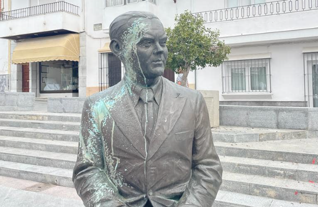 Estatua vandalizada de Federico García Lorca. AYUNTAMIENTO DE TREBUJENA