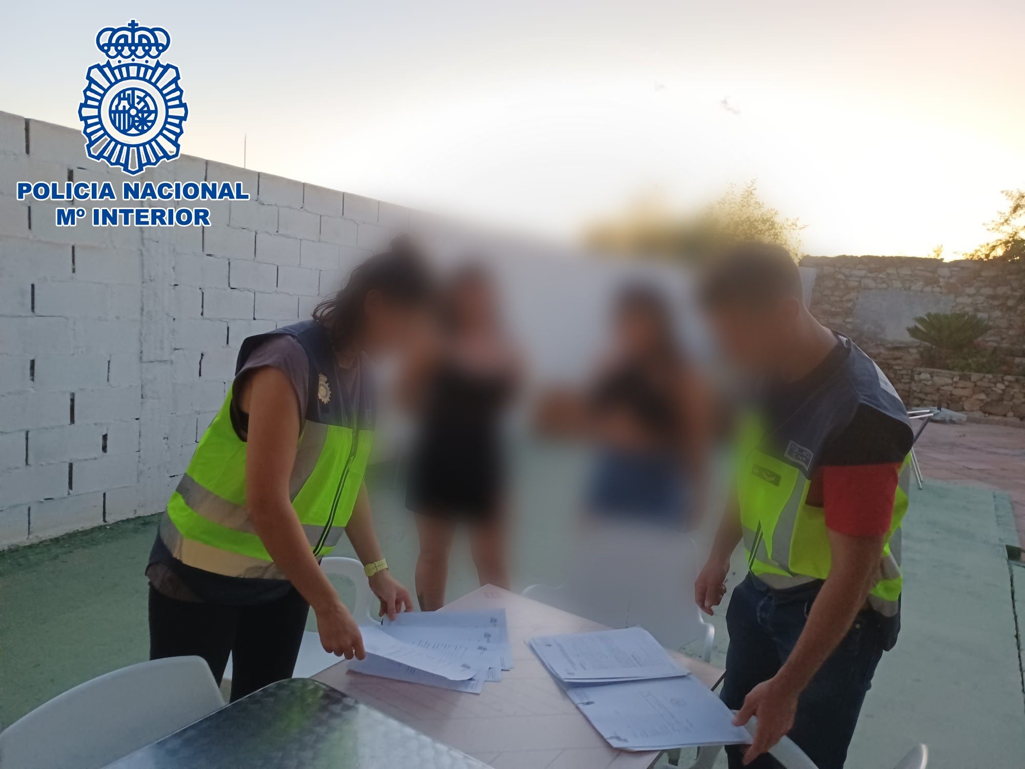La dueña de un negocio de alimentación de La Línea empadrona a 19 migrantes ilegales. Agentes de Policía en La Línea, en la imagen.