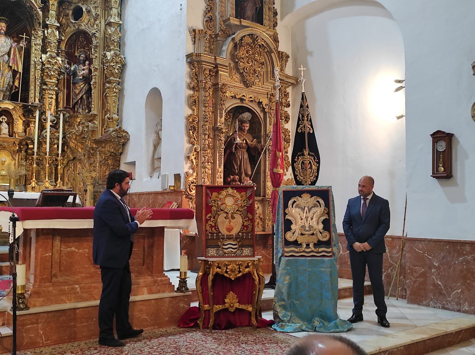 El presidente del Consejo y el autor del cartel tras descubrirlos en la iglesia de los Descalzos.