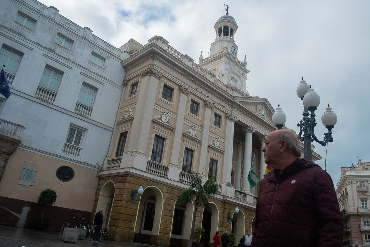 Un hombre pasa por delante del Ayuntamiento de Cádiz, en una imagen reciente.