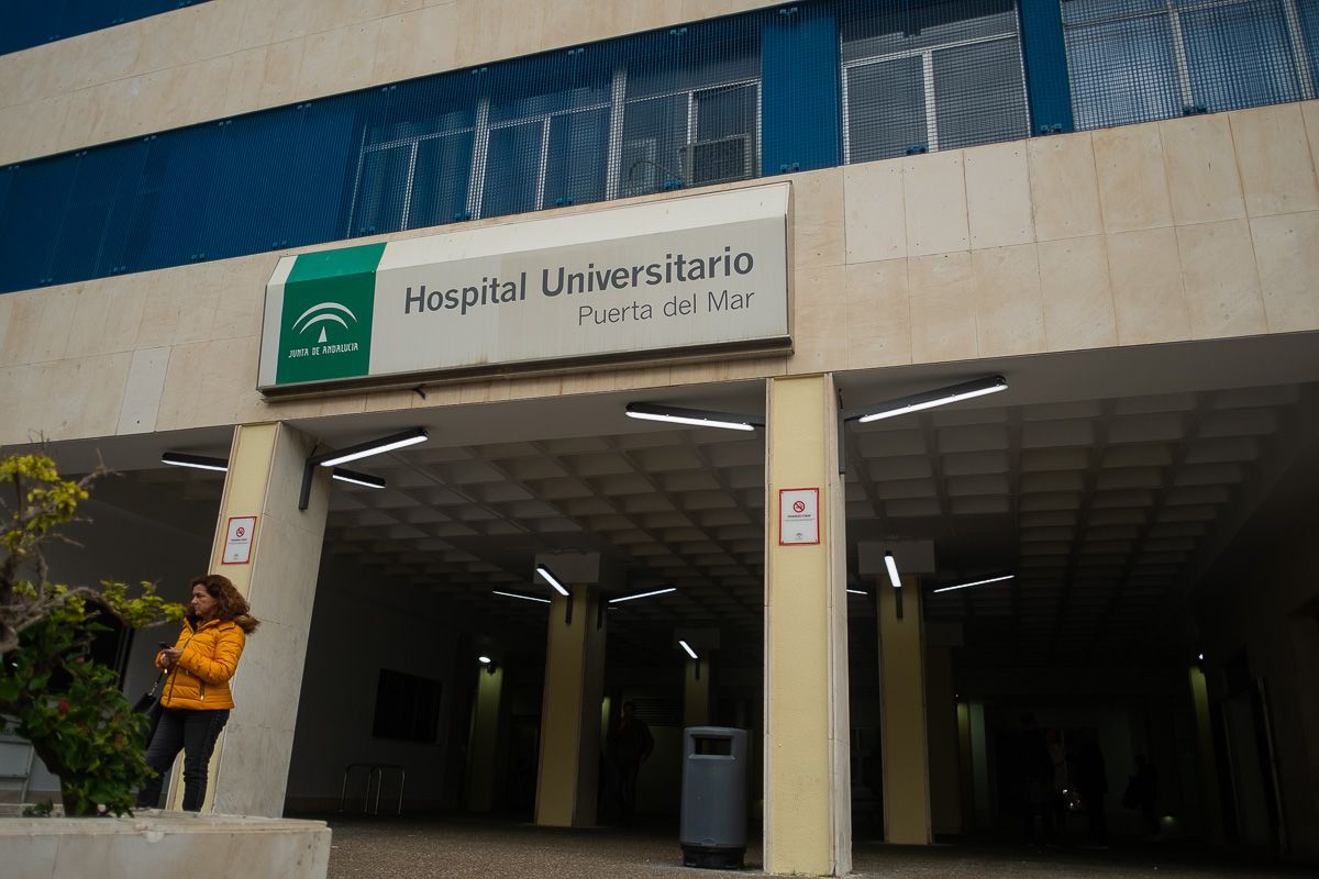 Entrada del Hospital Puerta del Mar de Cádiz, en una imagen reciente. FOTO: MANU GARCÍA