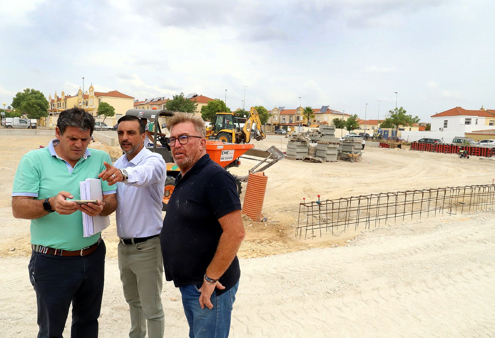 El nuevo parque deportivo y lúdico de Villas del Este de Jerez aún están en el ecuador de su ejecución. En la imagen, Díaz en la calle Playa de La Costilla.