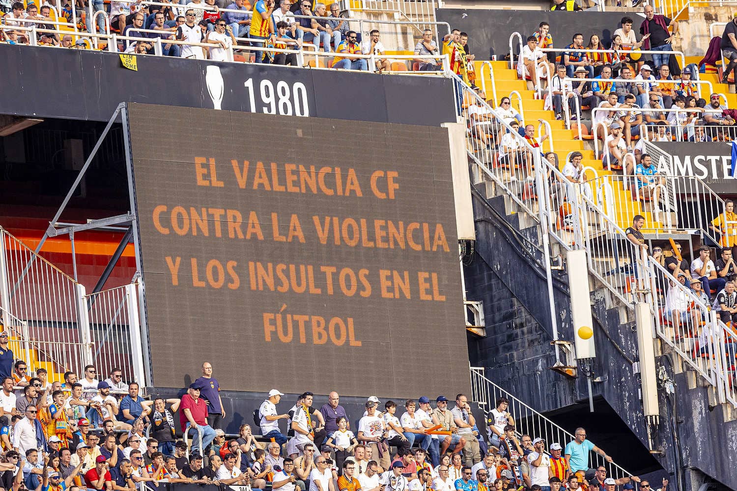 El Valencia, por el videomarcador, censurando los insultos racistas a Vinícius, habituales en el fútbol español.