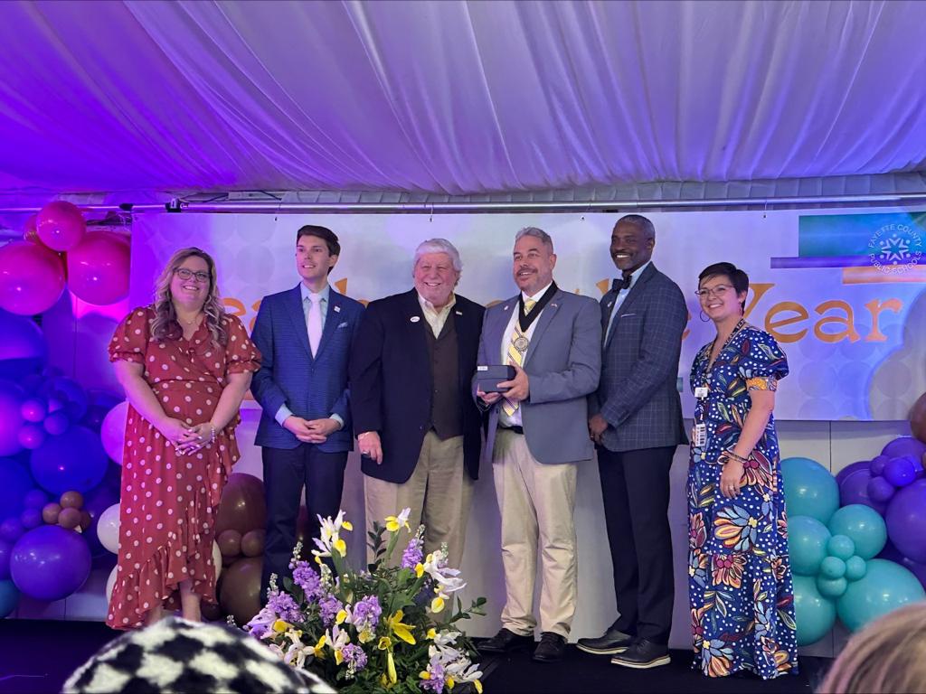 José Manuel Fedriani, tercero por la derecha, al recoger el premio al "profesor del año" en Lexington, Kentucky.   CEDIDA