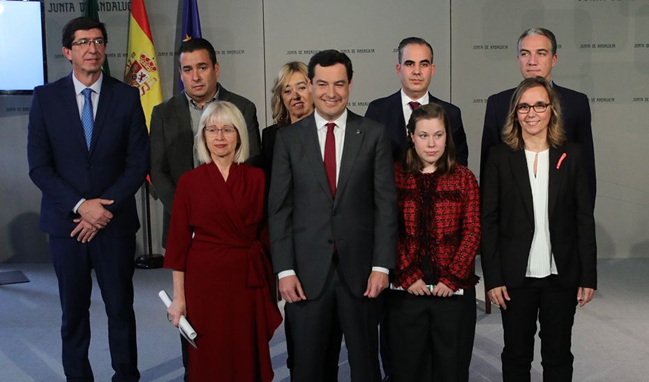 Foto de familia de Moreno, Marín, Bendodo y los premiados, tras la entrega de galardones.