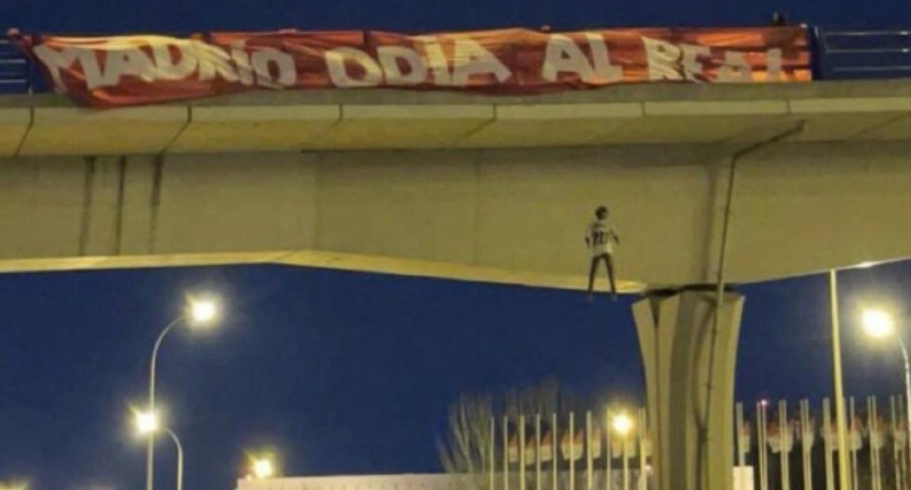 Un muñeco con la camiseta de Vinicius, colgado de un puente en Madrid.
