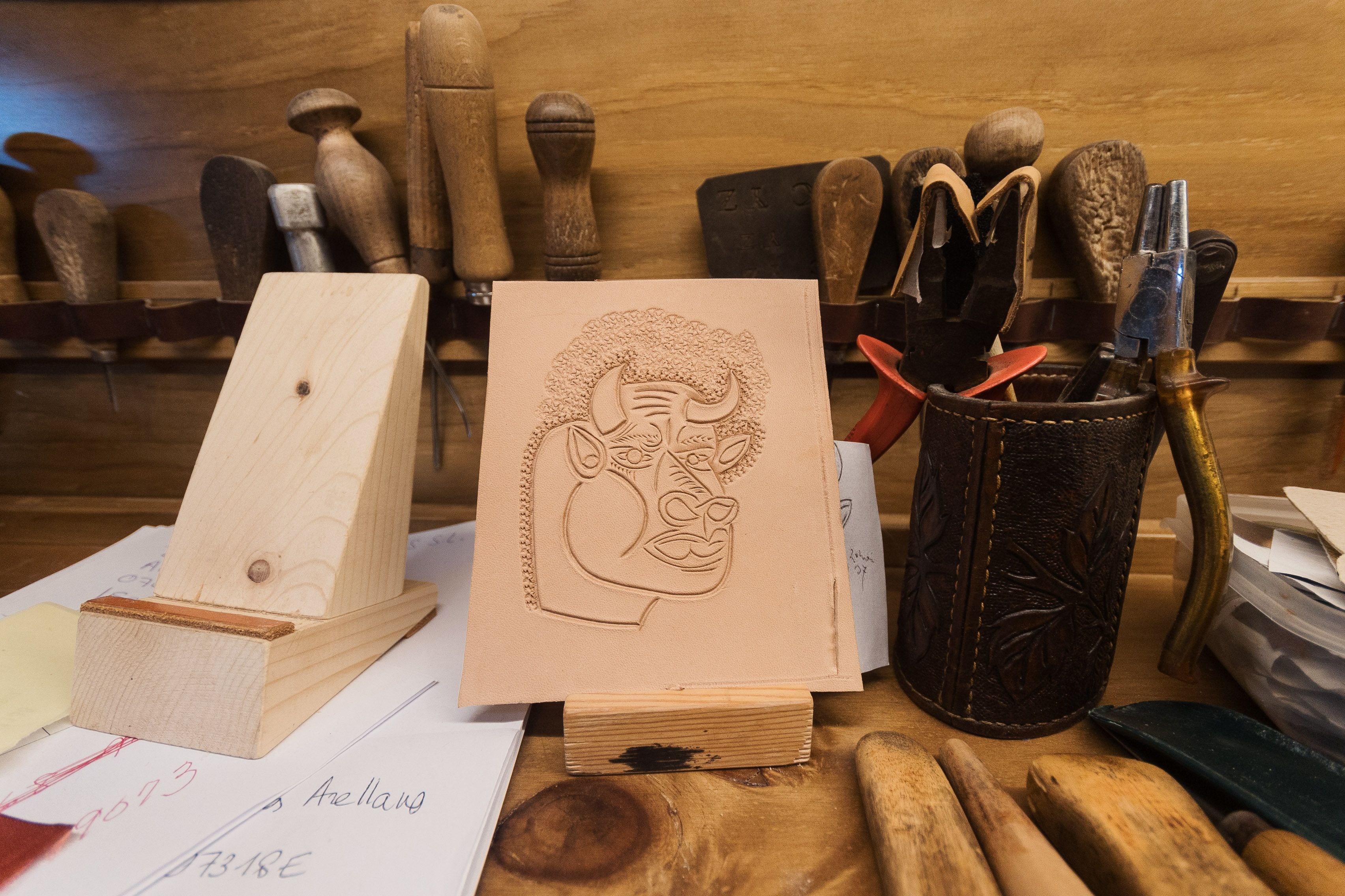 Herramientas para la fabricación del calzado con un piel grabada con el toro de Picasso del Guernica.       MANU GARCÍA