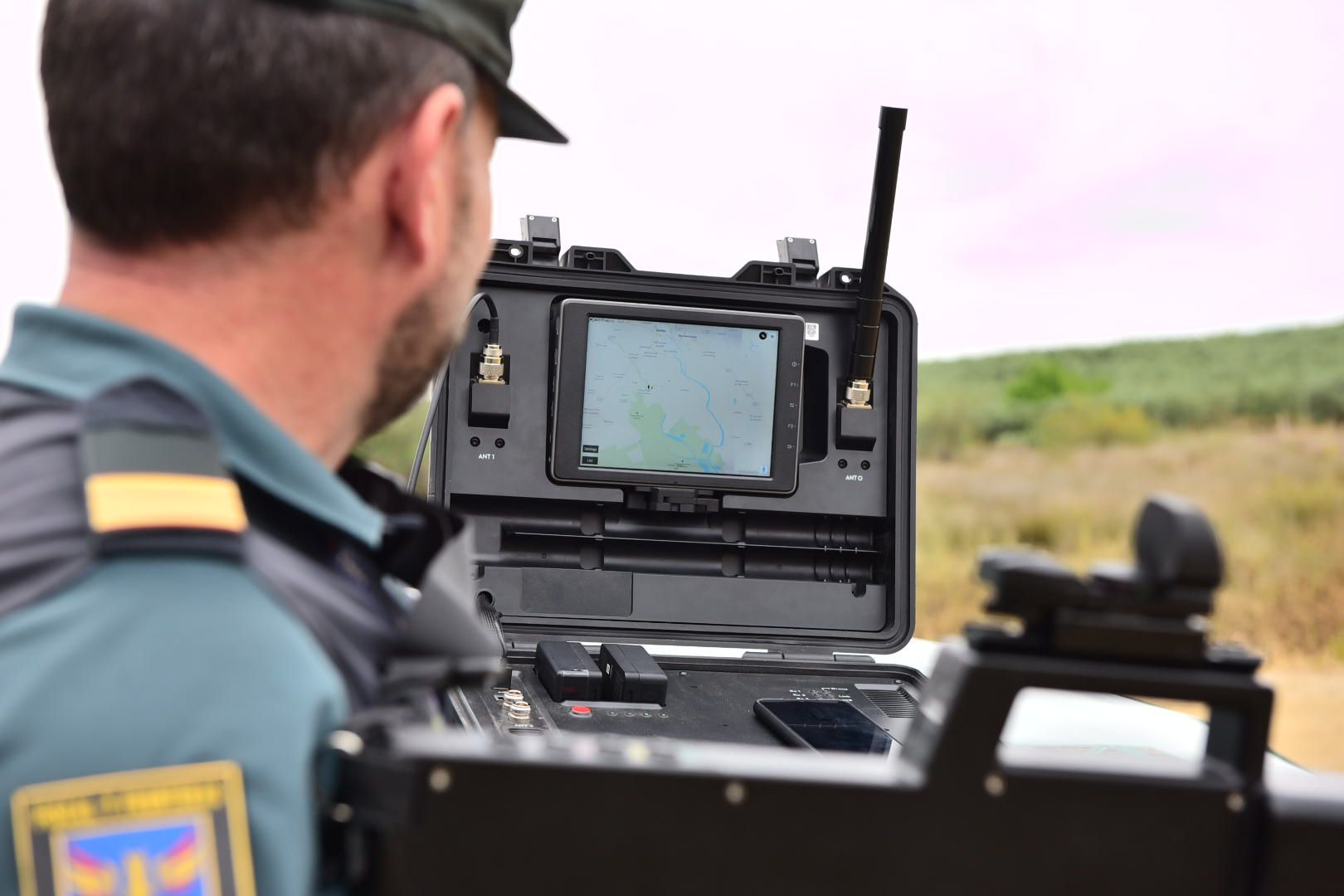 Un agente de la Guardia Civil controlando por GPS la geolocalización de las hermandades que hacen el Camino del Rocío el año pasado.
