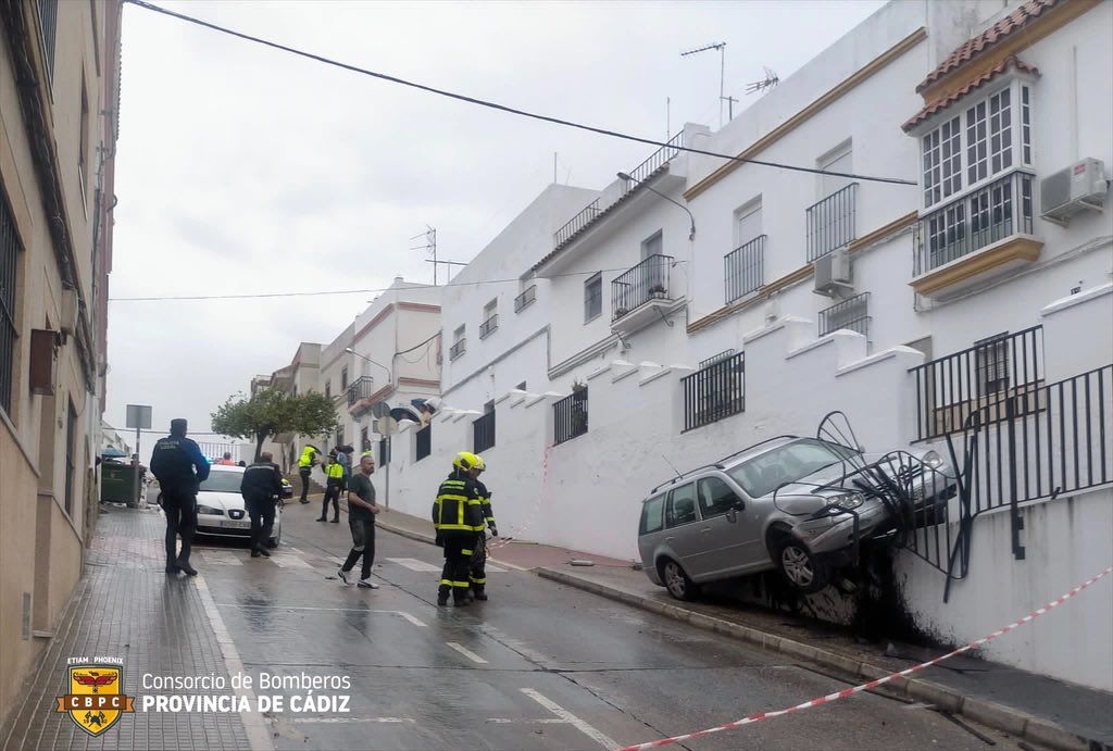 Un conductor empotra su coche contra una cuesta peatonal de gran pendiente en Arcos. BOMBEROS