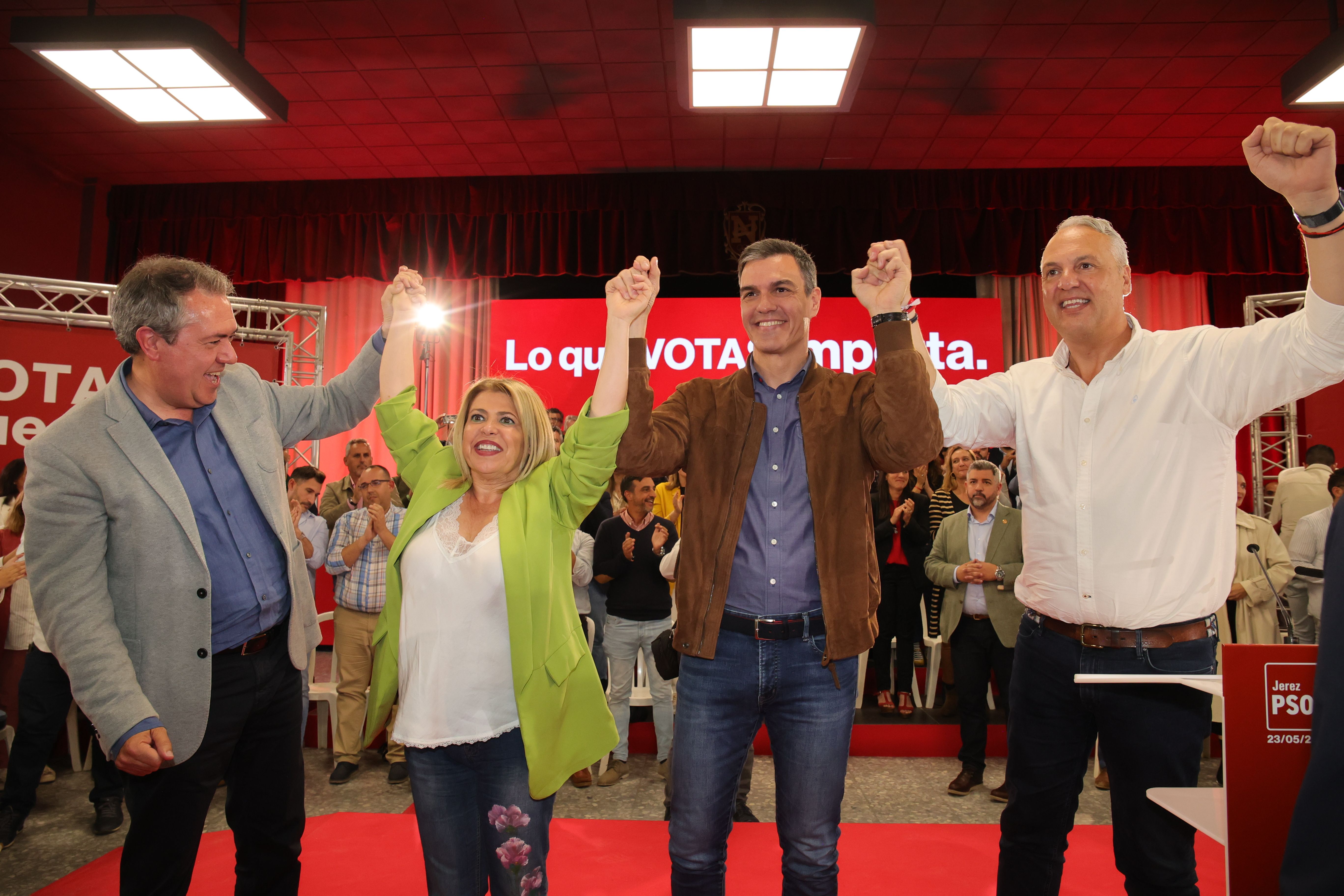 Mamen Sánchez y Juan Carlos Ruiz Boix, con Pedro Sánchez y Juan Espadas en un mitin en Jerez.