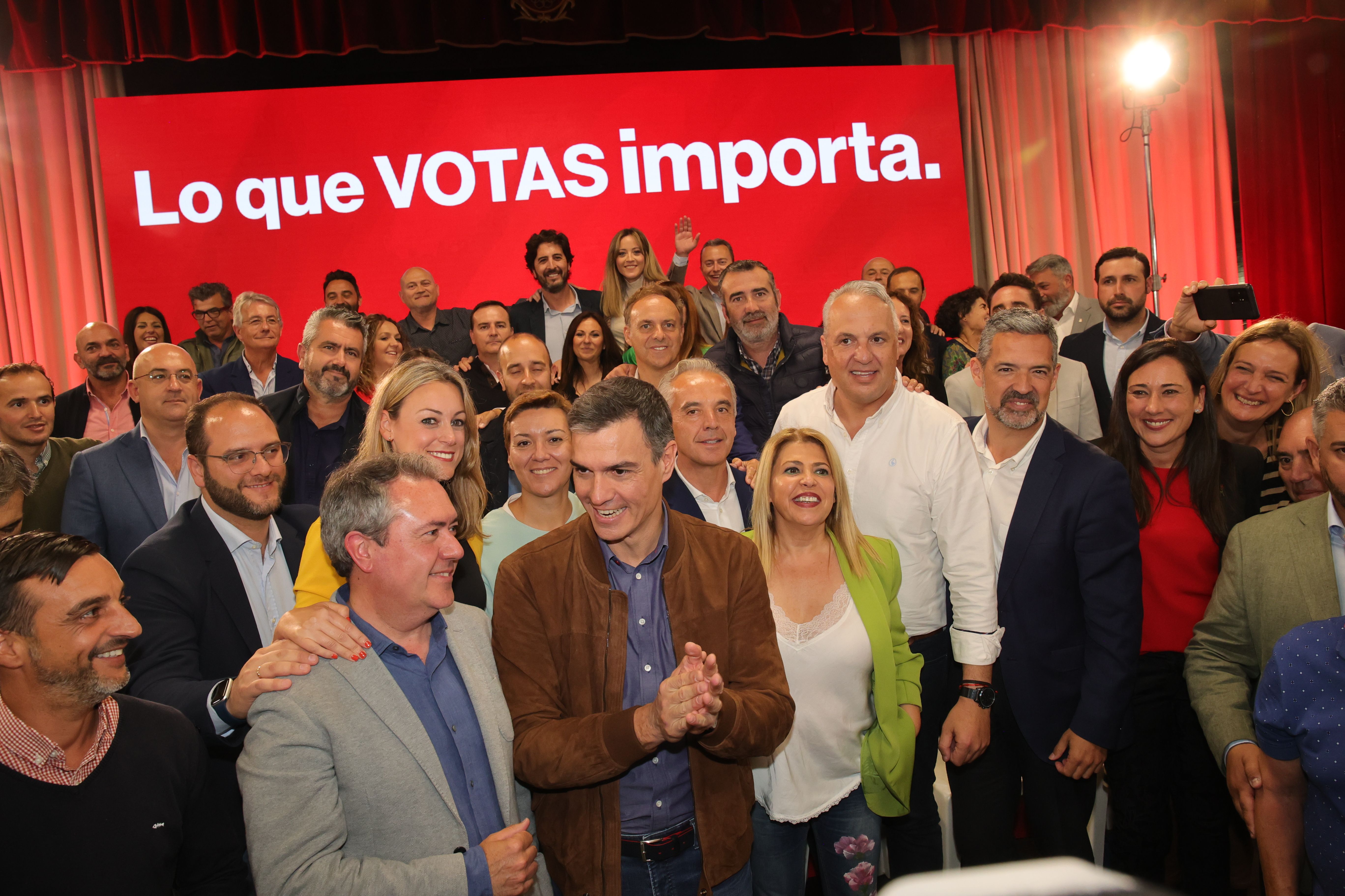 Pedro Sánchez y Mamen Sánchez, junto a Juan Espadas, Juan Carlos Ruiz Boix, y candidatos y candidatas a las alcaldías de la provincia de Cádiz este 28M, al acabar el acto de este martes en Jerez.