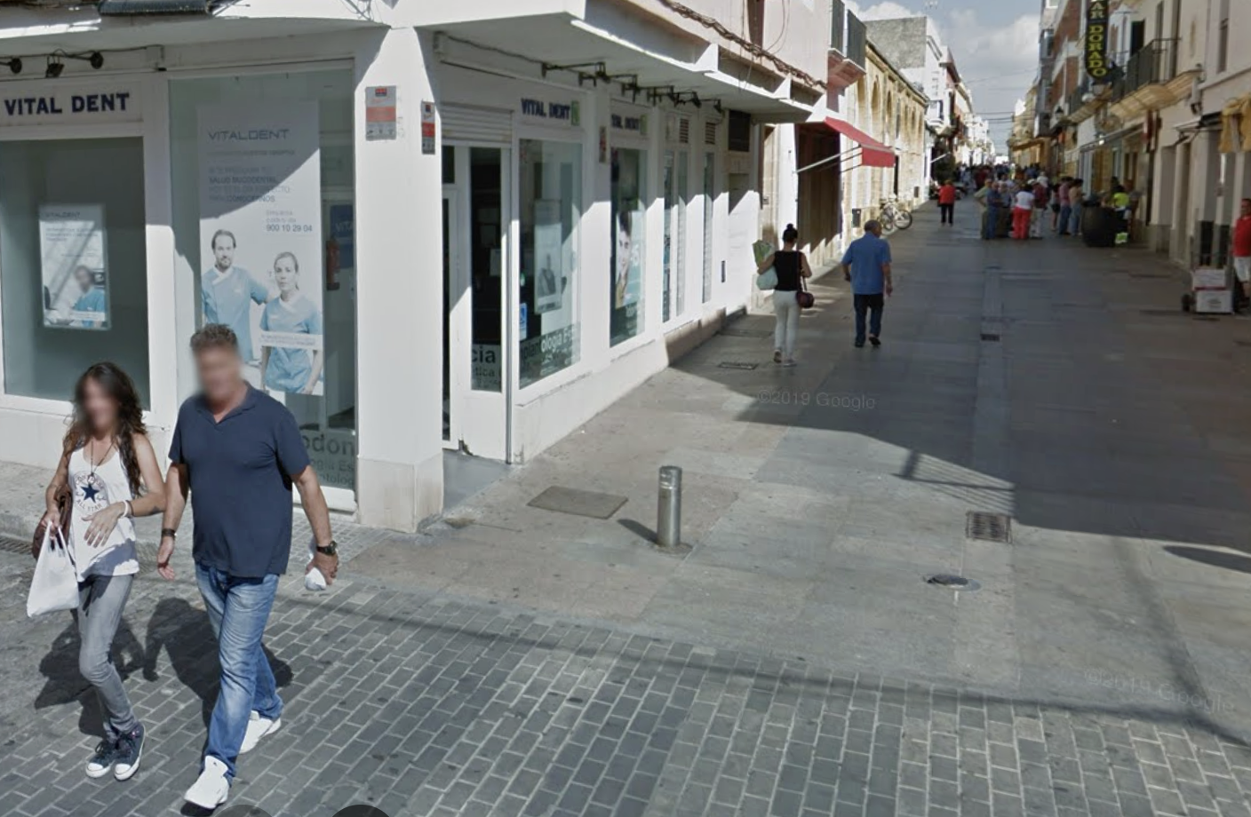 Demanda a una clínica de Vitaldent por la caída de los tres implantes que le colocaron. En la imagen de 'Google Maps', la consulta en Puerto Real.