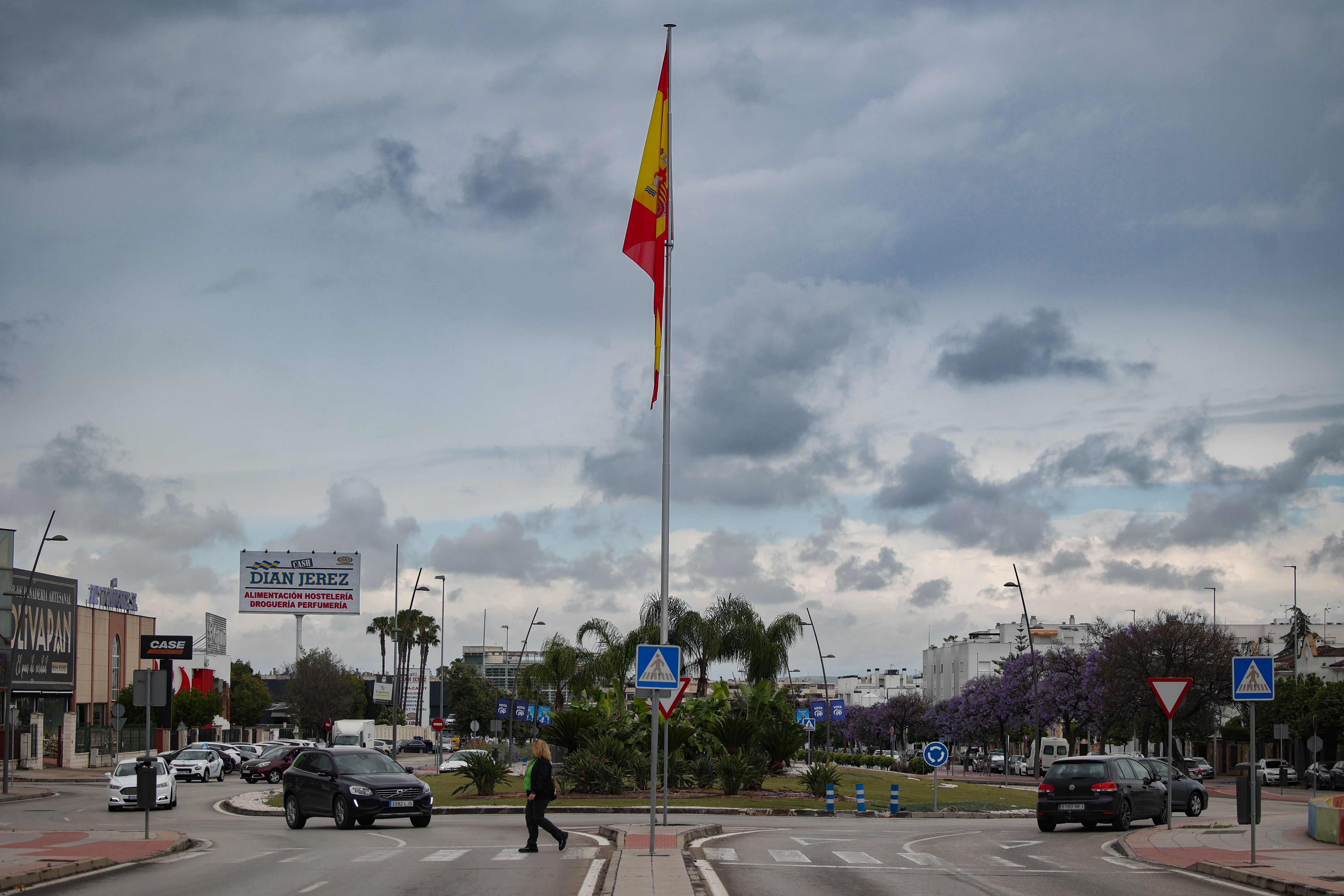 Jerez, tierra de banderas. La bandera de España que se llevó en su día la tormenta Aline, en la rotonda del mismo nombre.
