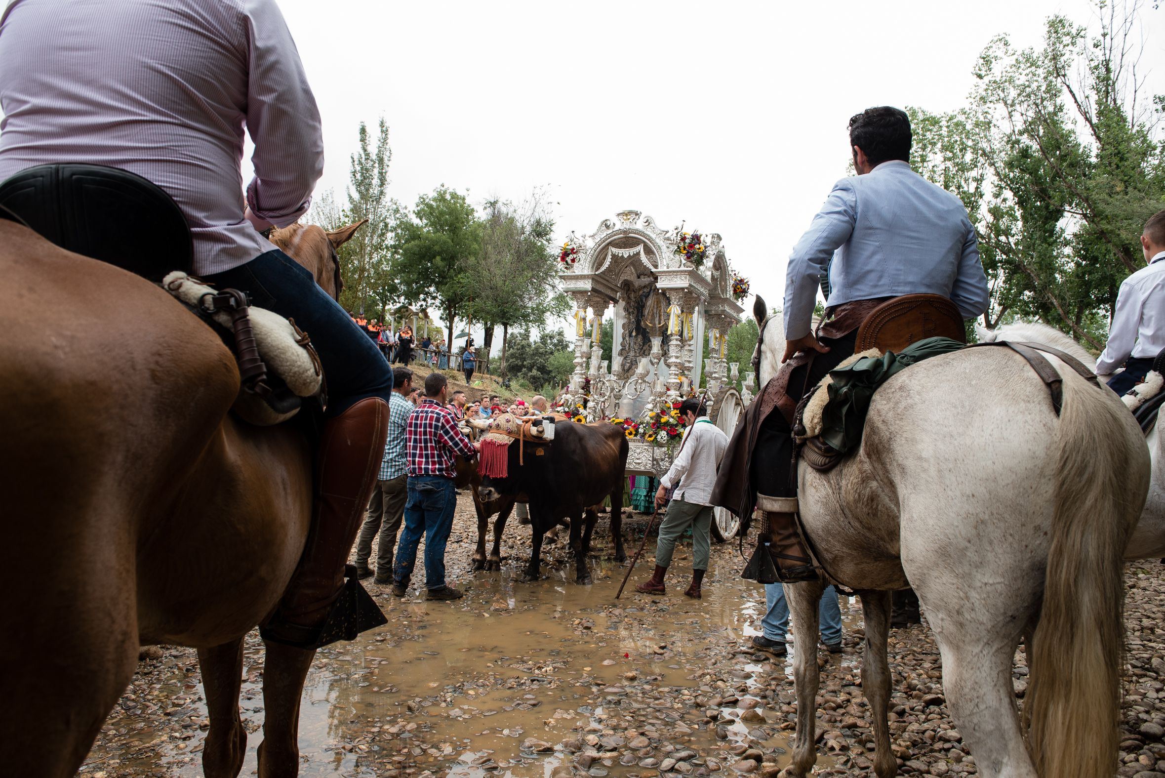 Hermandades de Lucena y de Málaga a su paso por el río Quema 
