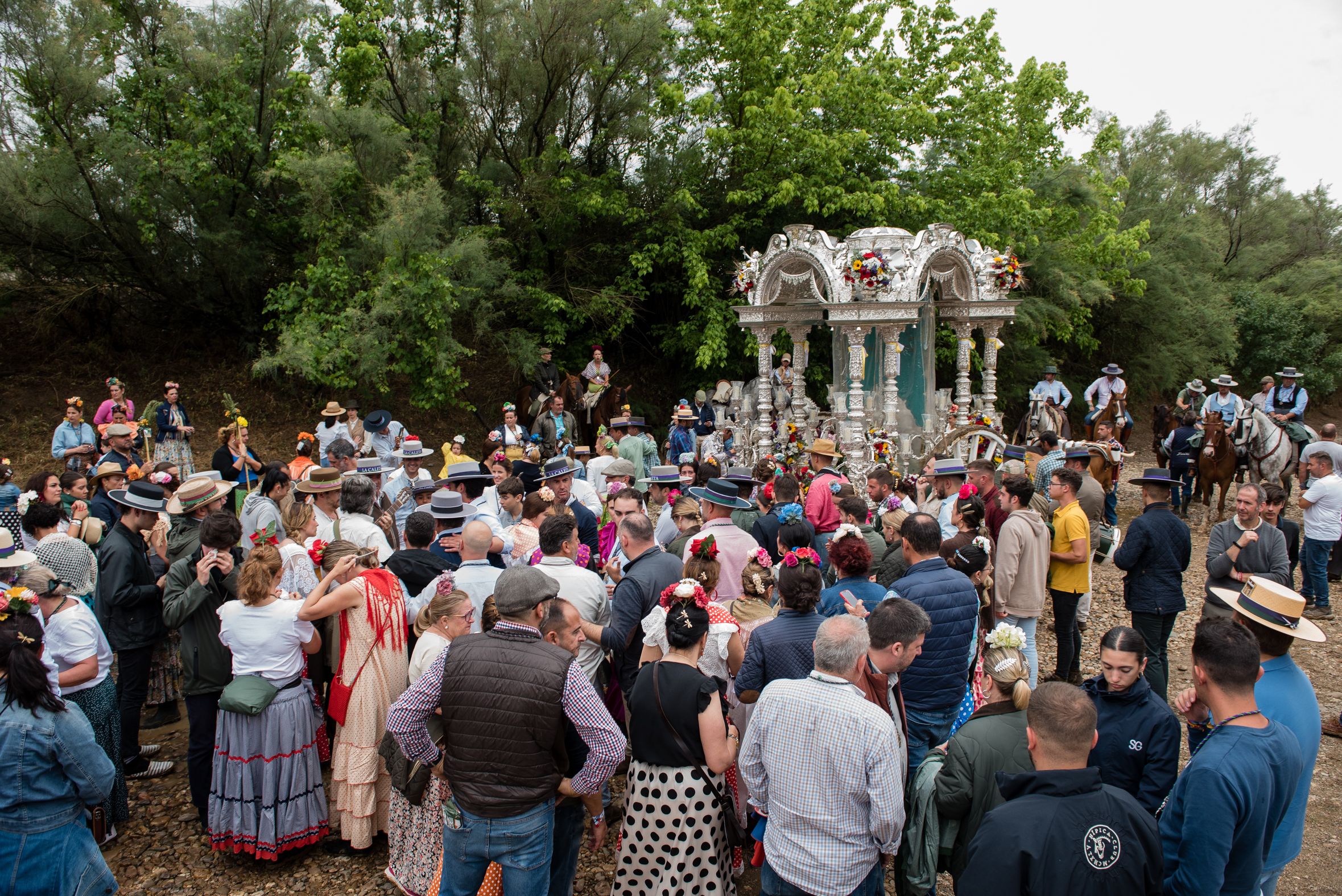 Ambiente en las hermandades de Lucena y de Málaga a su paso por el río Quema. 