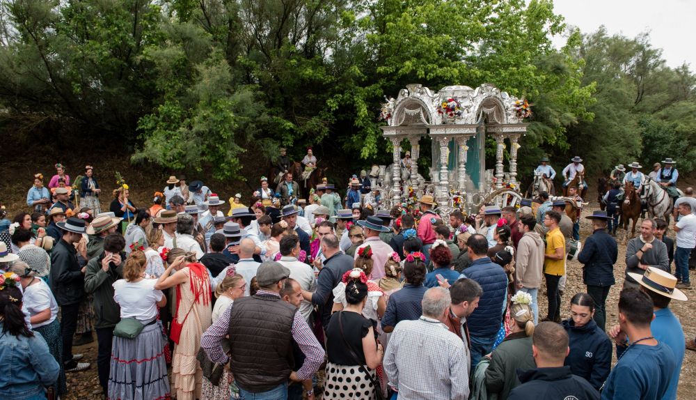 Ambiente en las hermandades de Lucena y de Málaga a su paso por el río Quema. 