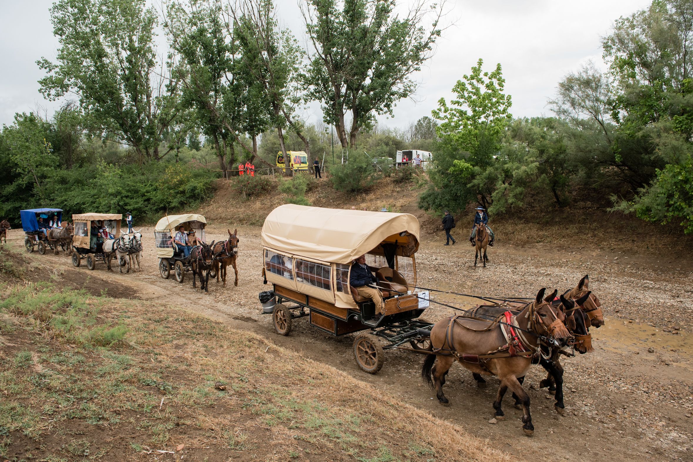 Hermandades de Lucena y de Málaga a su paso por el río Quema 