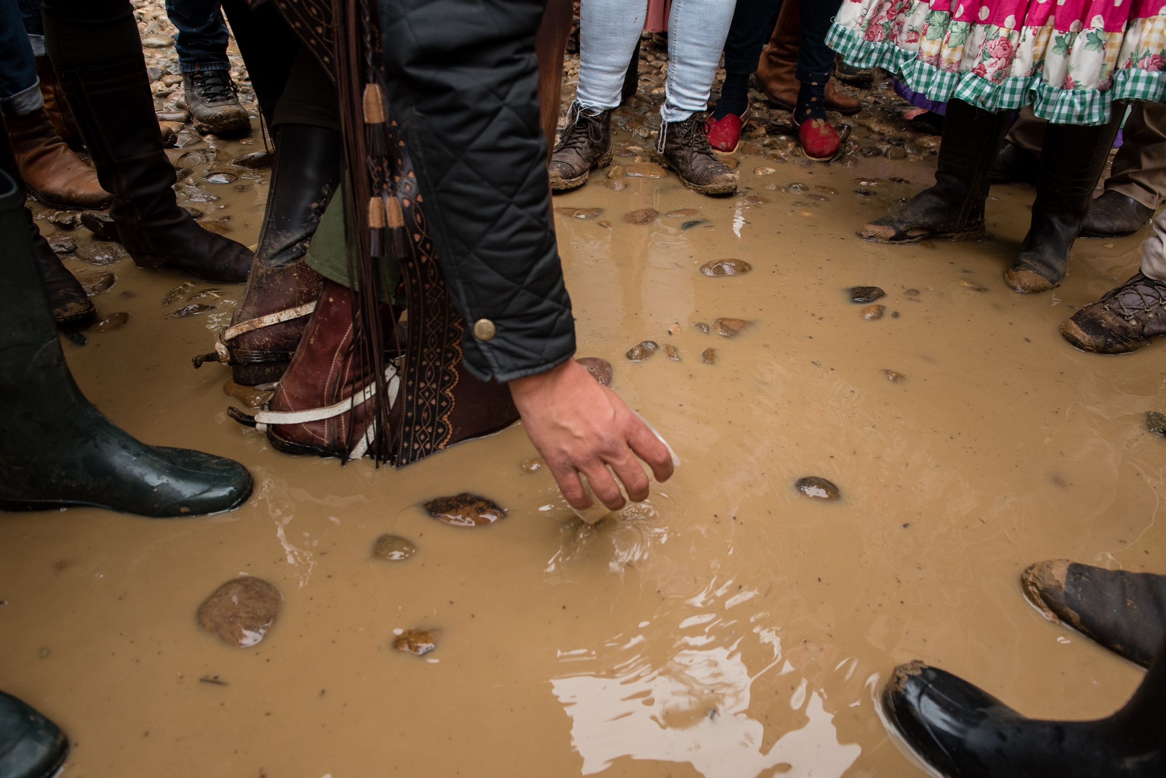 Hermandades de Lucena y de Málaga a su paso por el río Quema 