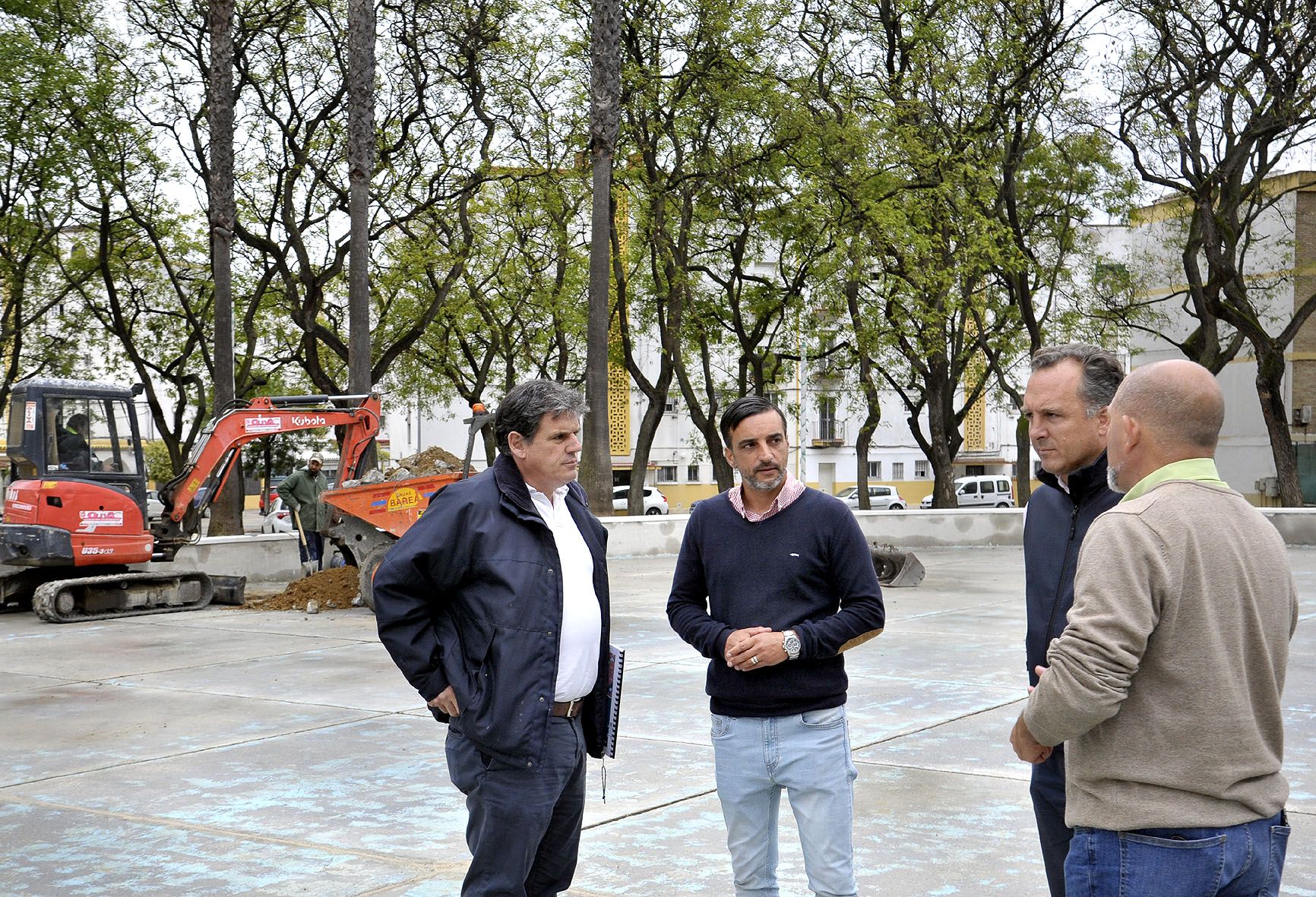 Diaz junto a técnicos municipales en el parque de La Plata.