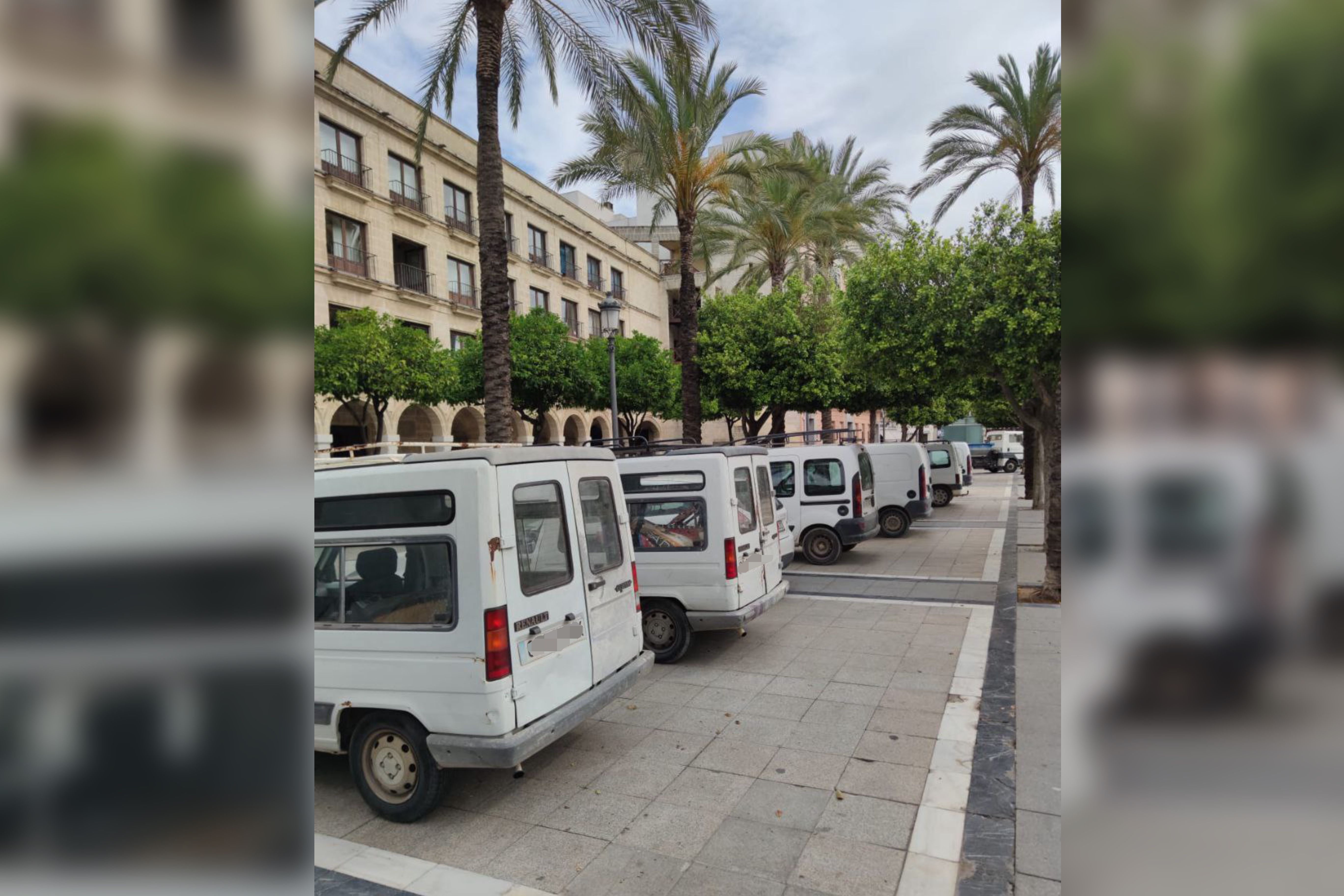 Batería de coches municipales aparcados frente al edificio de los Arcos, en la plaza del Arenal.