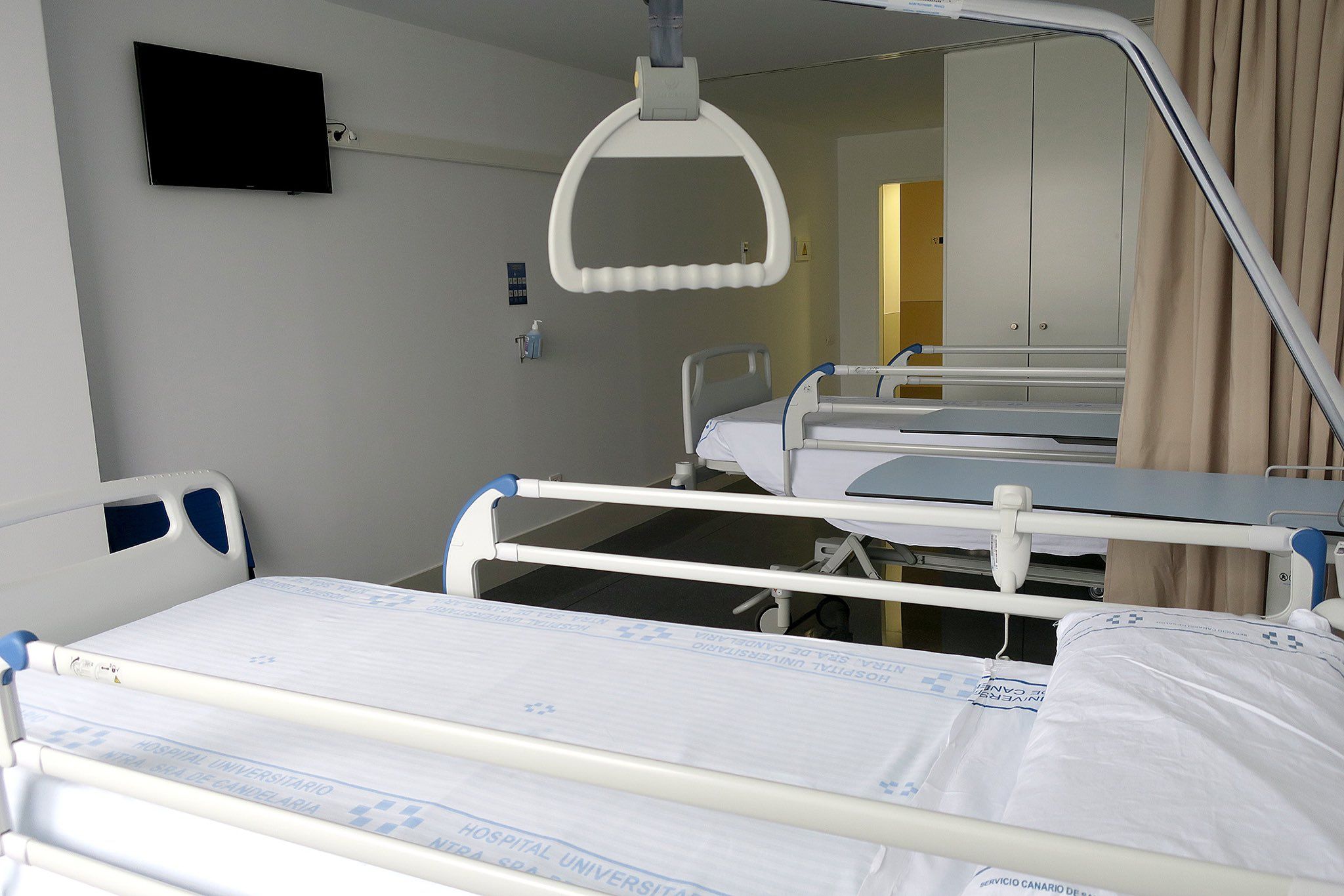 Una de las habitaciones del hospital puertorrealeño con tres camas en una imagen de archivo.