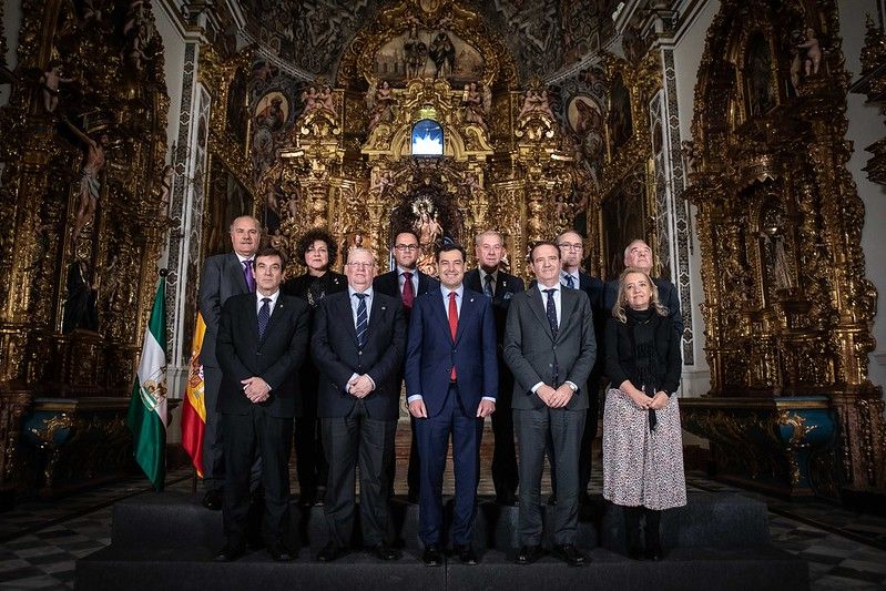 Juanma Moreno con los representantes de los consejos de cofradías de Andalucía, en abril pasado. Juanma Moreno con los representantes de los consejos de cofradías de Andalucía, en abril pasado.
