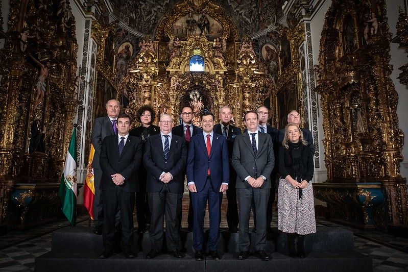 Juanma Moreno con los representantes de los consejos de cofradías de Andalucía, en abril pasado.