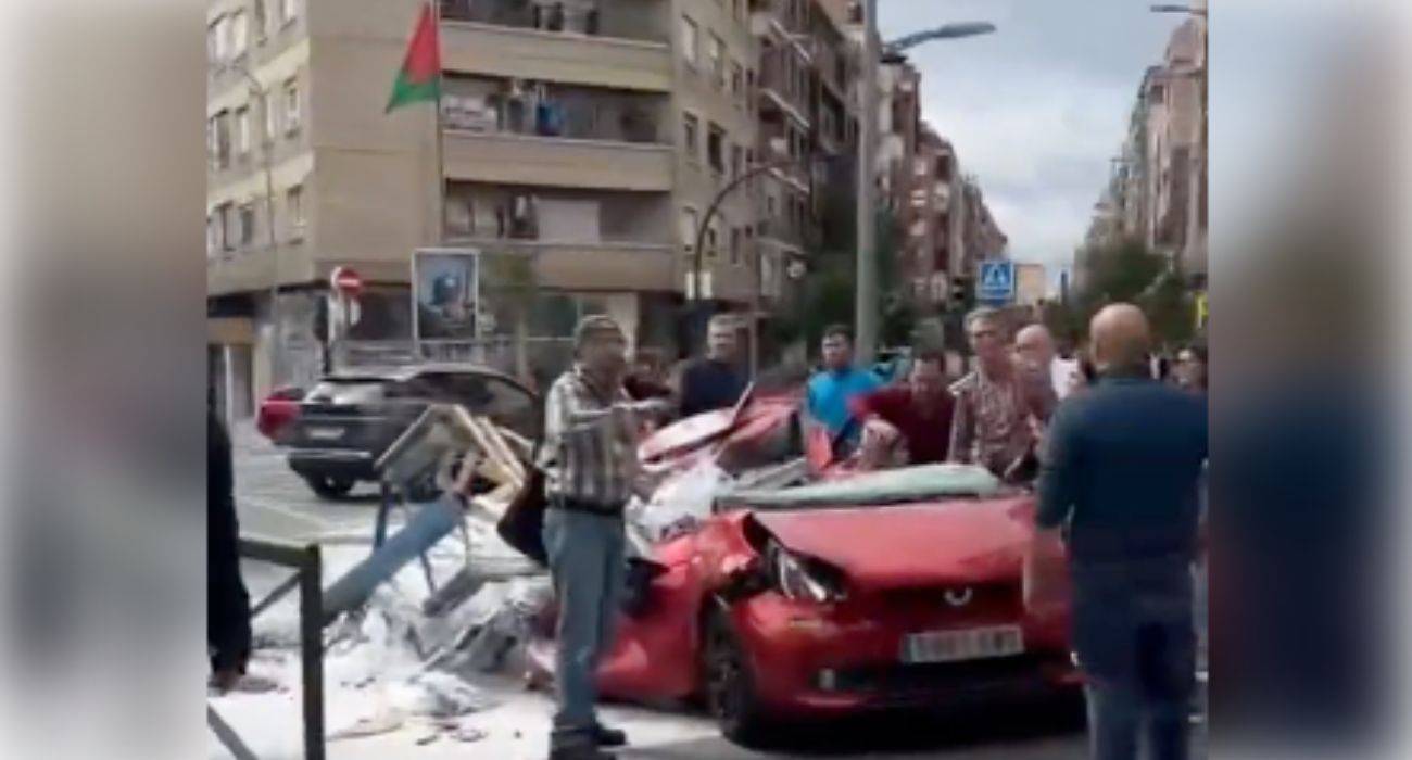 Así ha quedado el coche de la joven conductora tras caerle encima un palé de cemento.