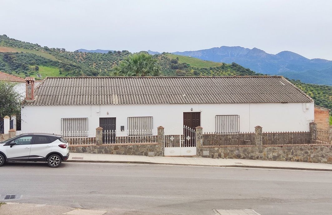 Una casa con tejado de amianto en Algodonales, en el Parque Natural Sierra de Grazalema.