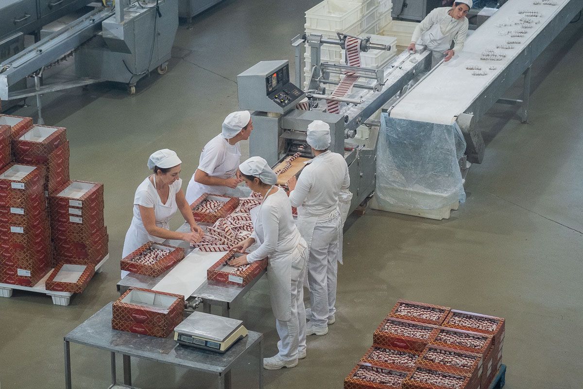 Varias trabajadoras de Aromas de Medina, en la fábrica. FOTO: MANU GARCÍA