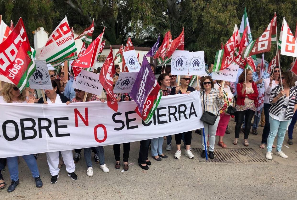 La parlamentaria Inmaculada Nieto, con trabajadores de El Cobre, en una manifestación reciente.