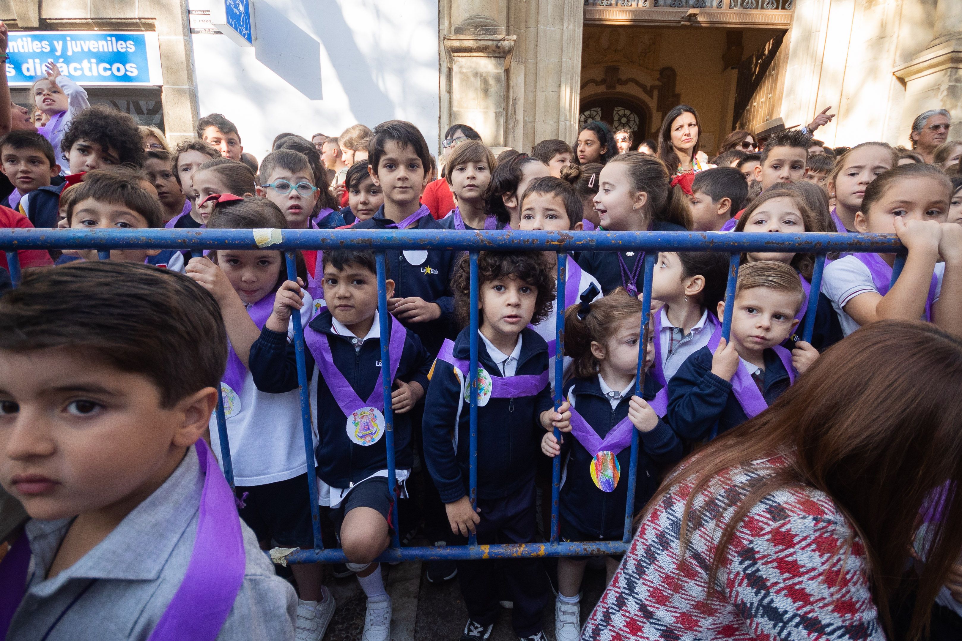 Los pequeños de la Escuela de San José recibiendo al simpecado.      MANU GARCÍA